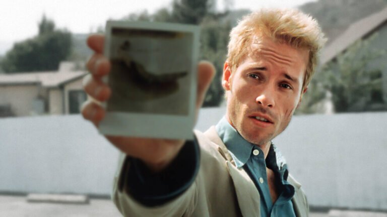 Memento’s Timeline Explained in Order And Why Christopher Nolan Made It Backward on Purpose