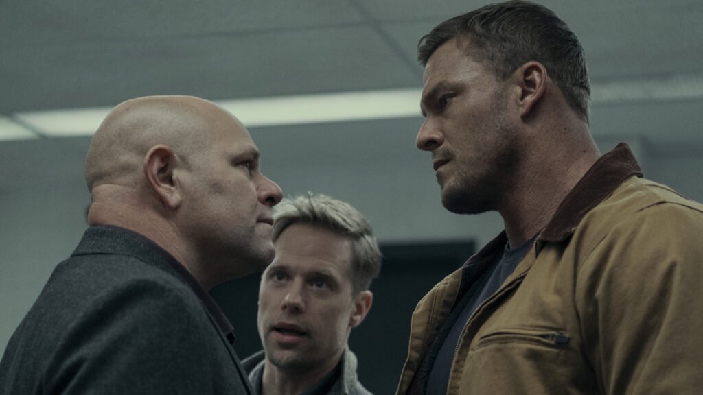 Alan Ritchson as Jack Reache and Domenick Lombardozzi as Detective Guy Russo from Reacher
