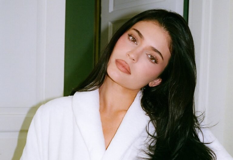 PHOTOS: Kylie Jenner Gives Close-Up Look at $50 Million Victoria’s Secret Fantasy Bra